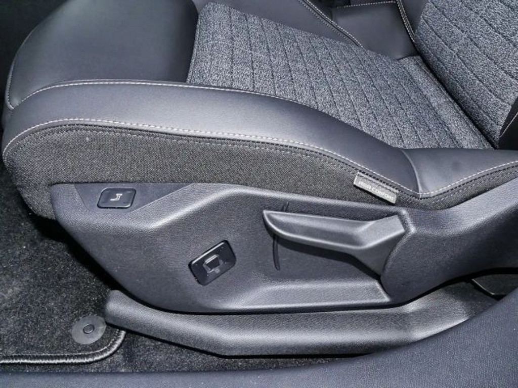 Peugeot E-3008