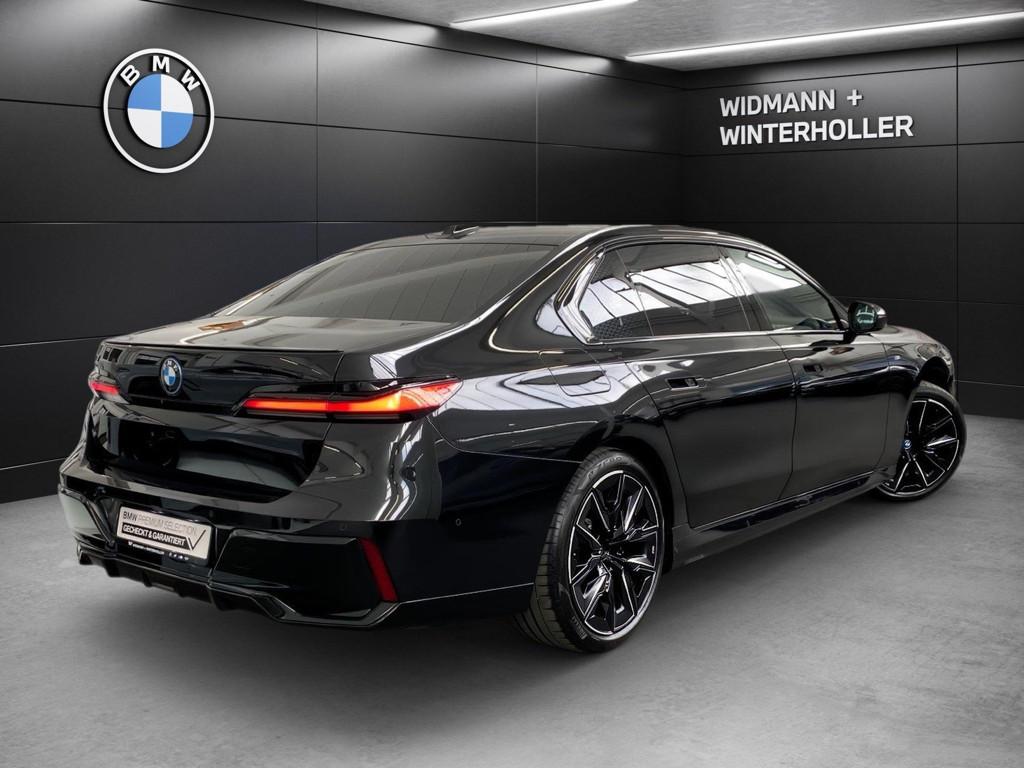BMW i7