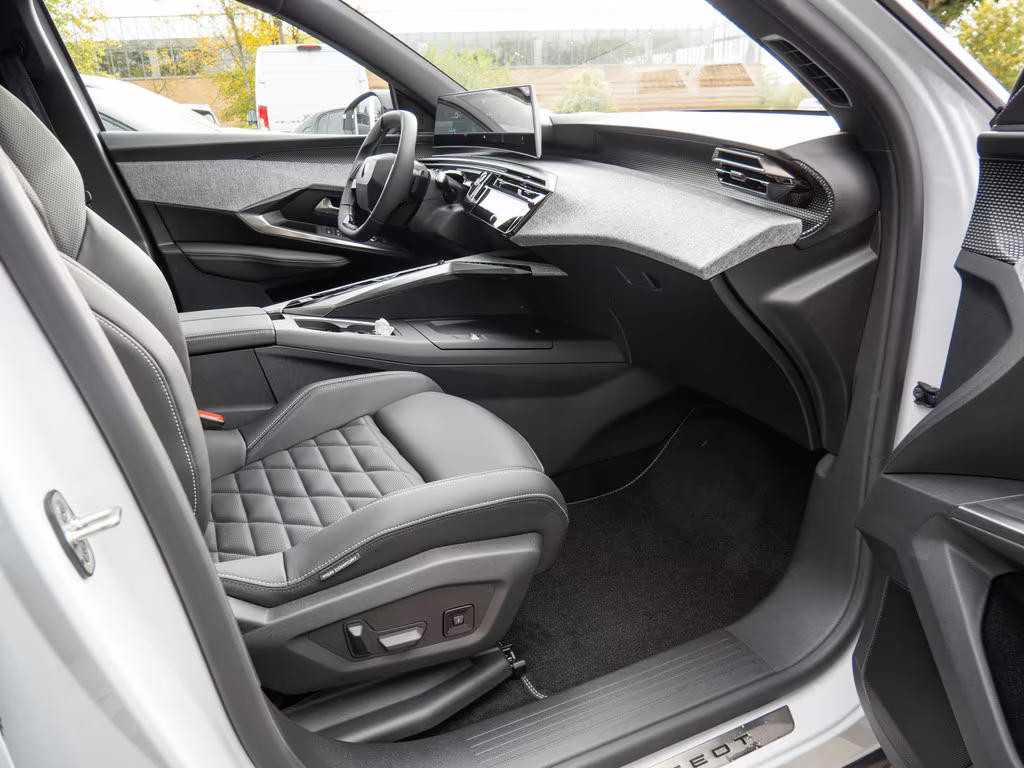 Peugeot E-3008