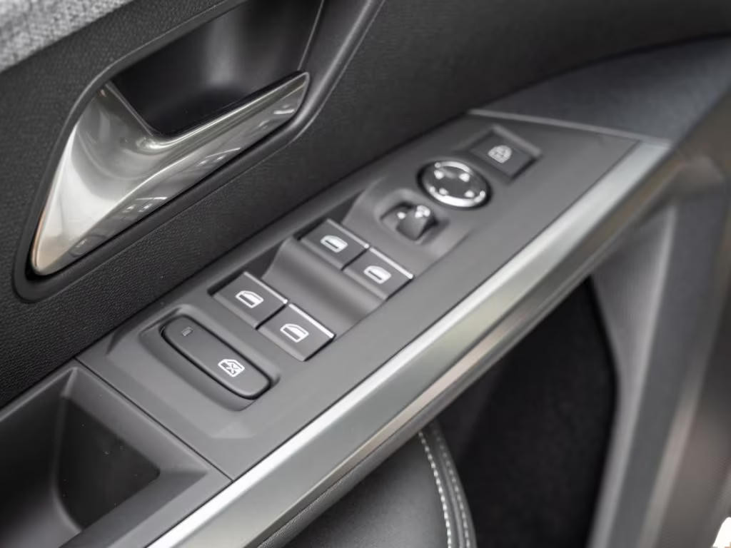 Peugeot E-3008