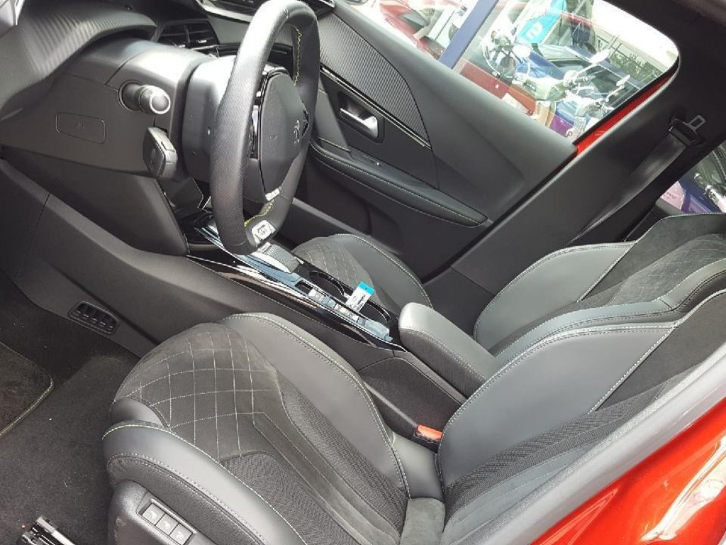 Peugeot e-208