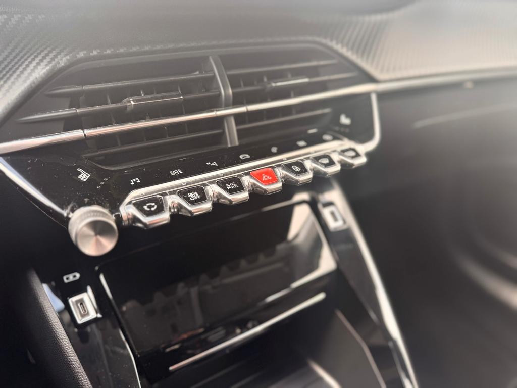 Peugeot e-208
