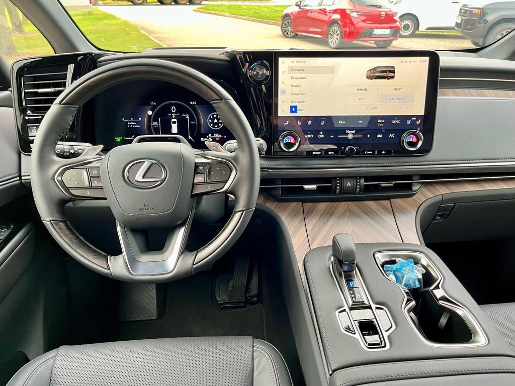 Lexus LM