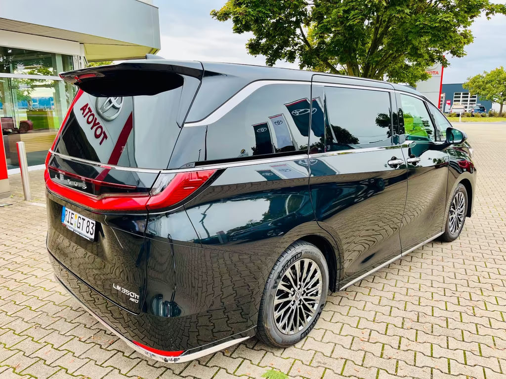 Lexus LM