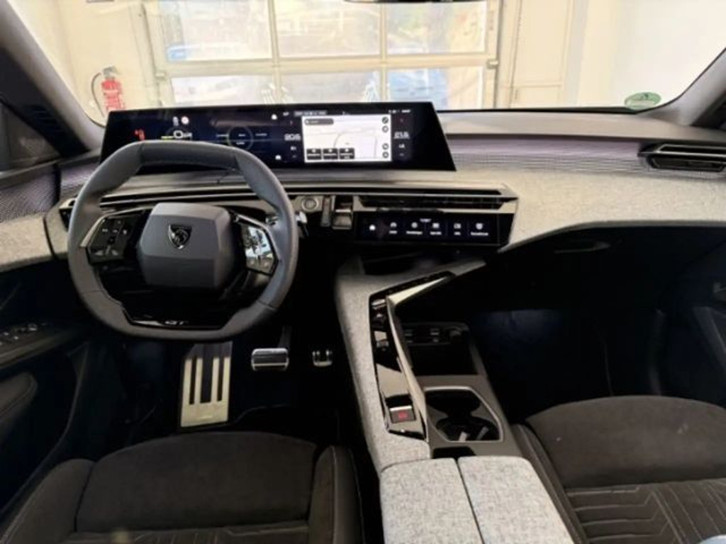 Peugeot E-5008
