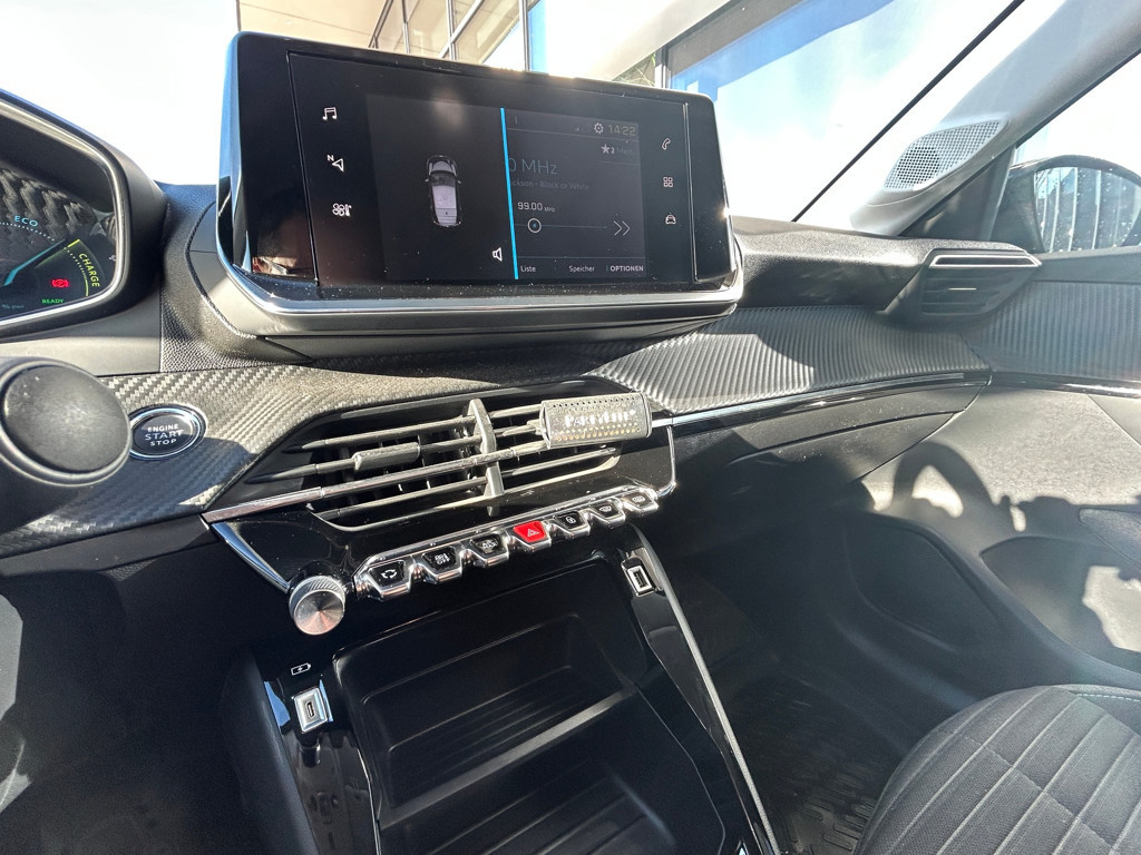 Peugeot e-208