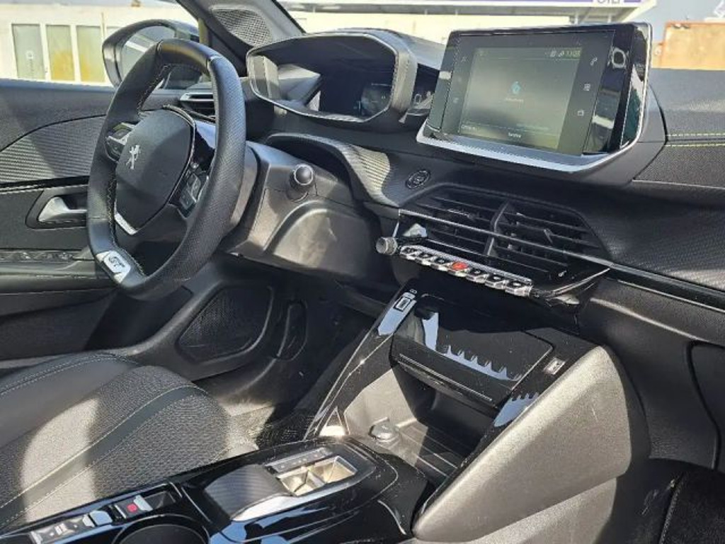 Peugeot e-208