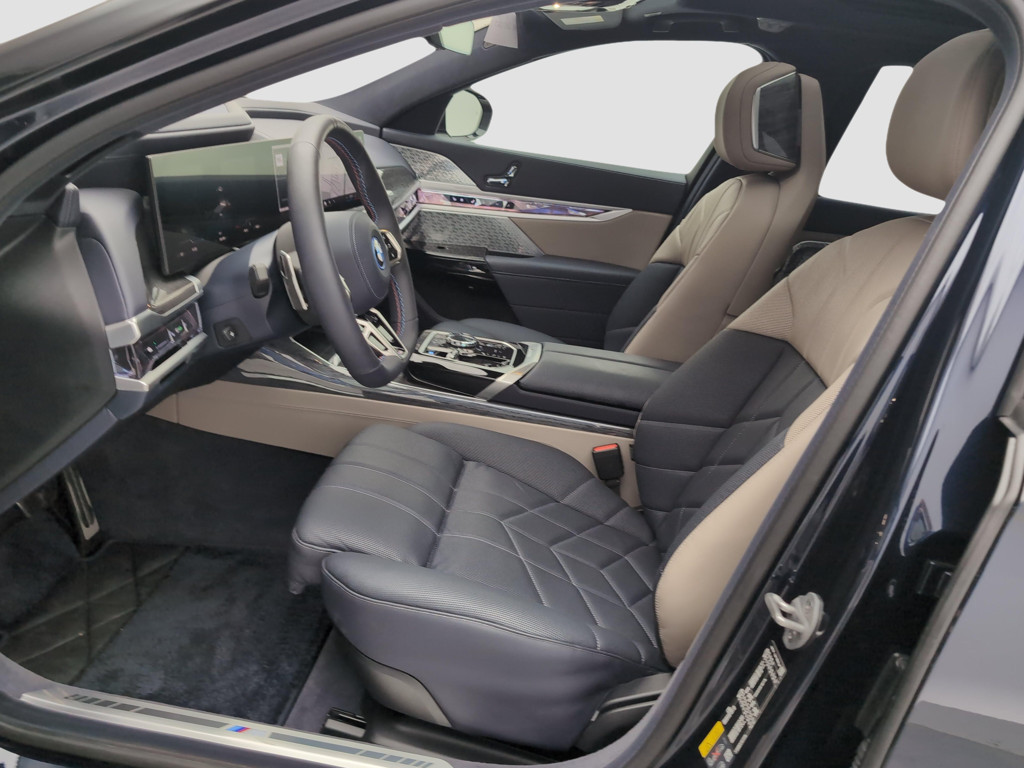 BMW i7