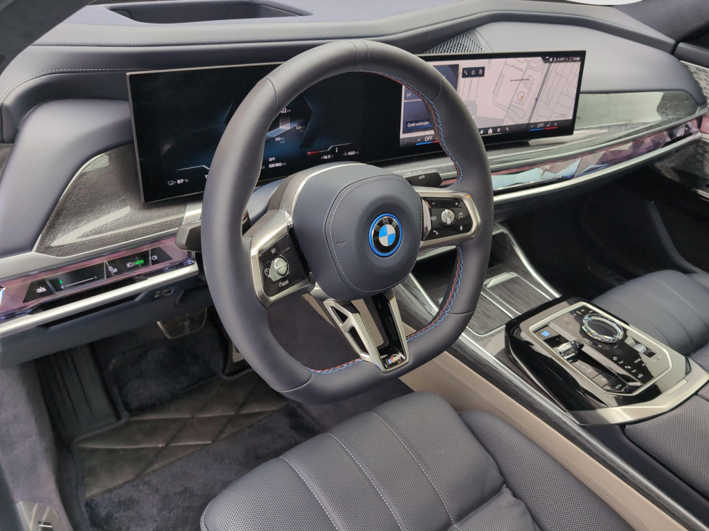 BMW i7