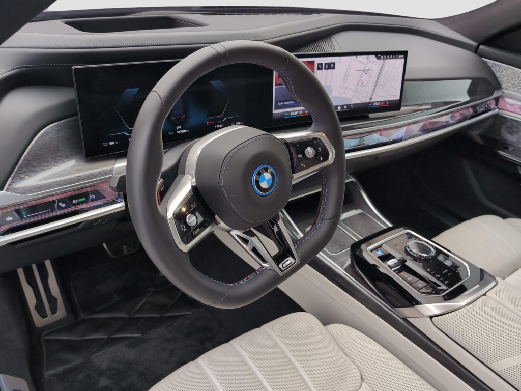 BMW i7