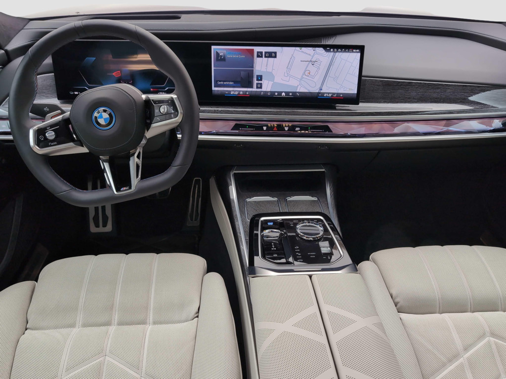 BMW i7