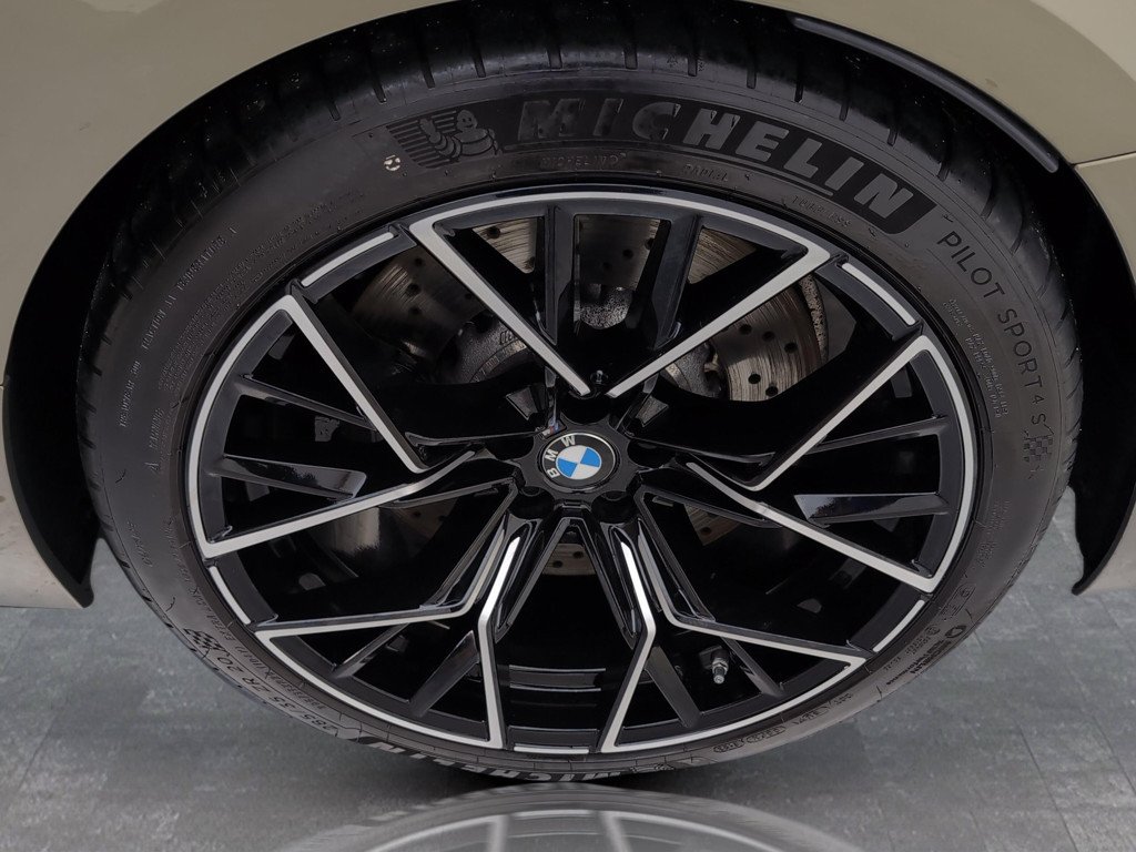 BMW M8