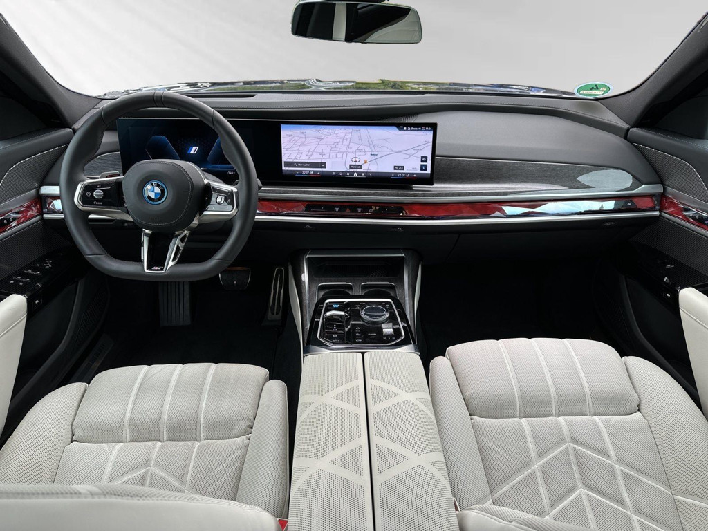 BMW i7