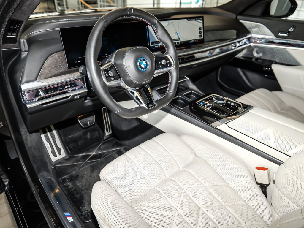 BMW i7