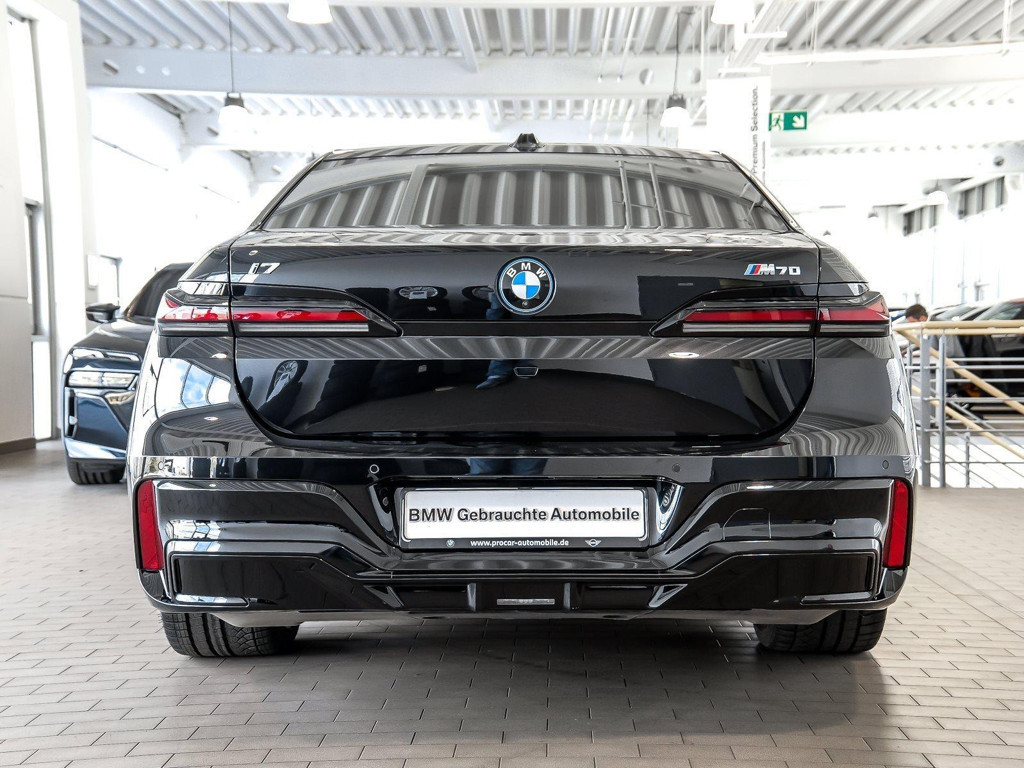 BMW i7
