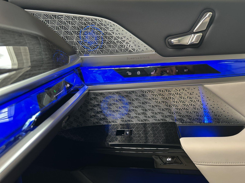 BMW i7