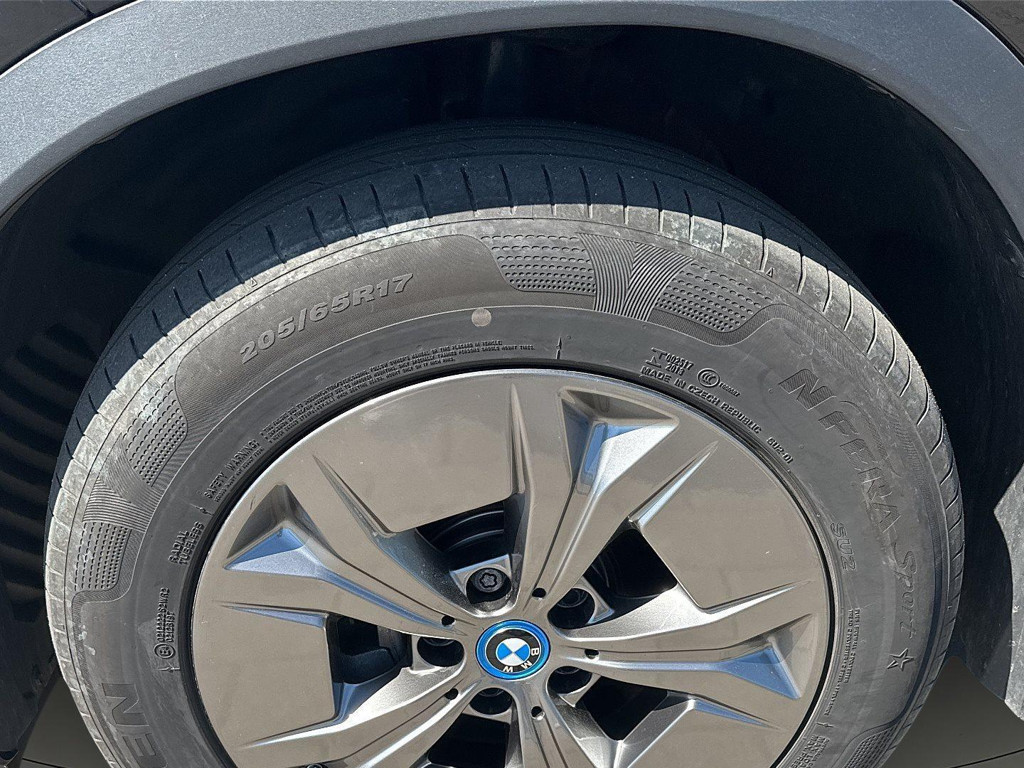 BMW iX1
