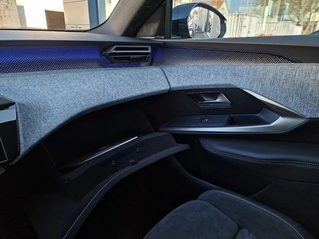 Peugeot E-3008