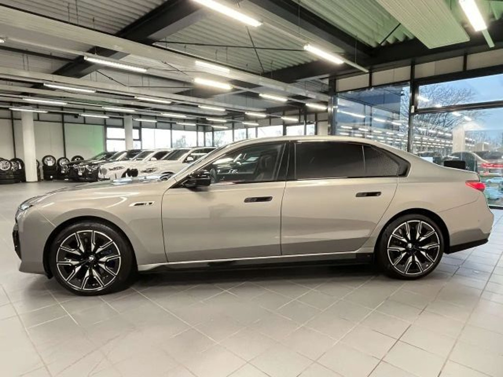BMW i7