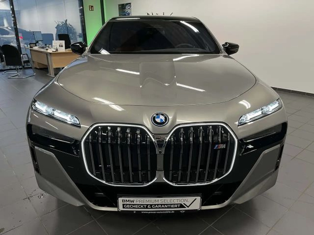 BMW i7