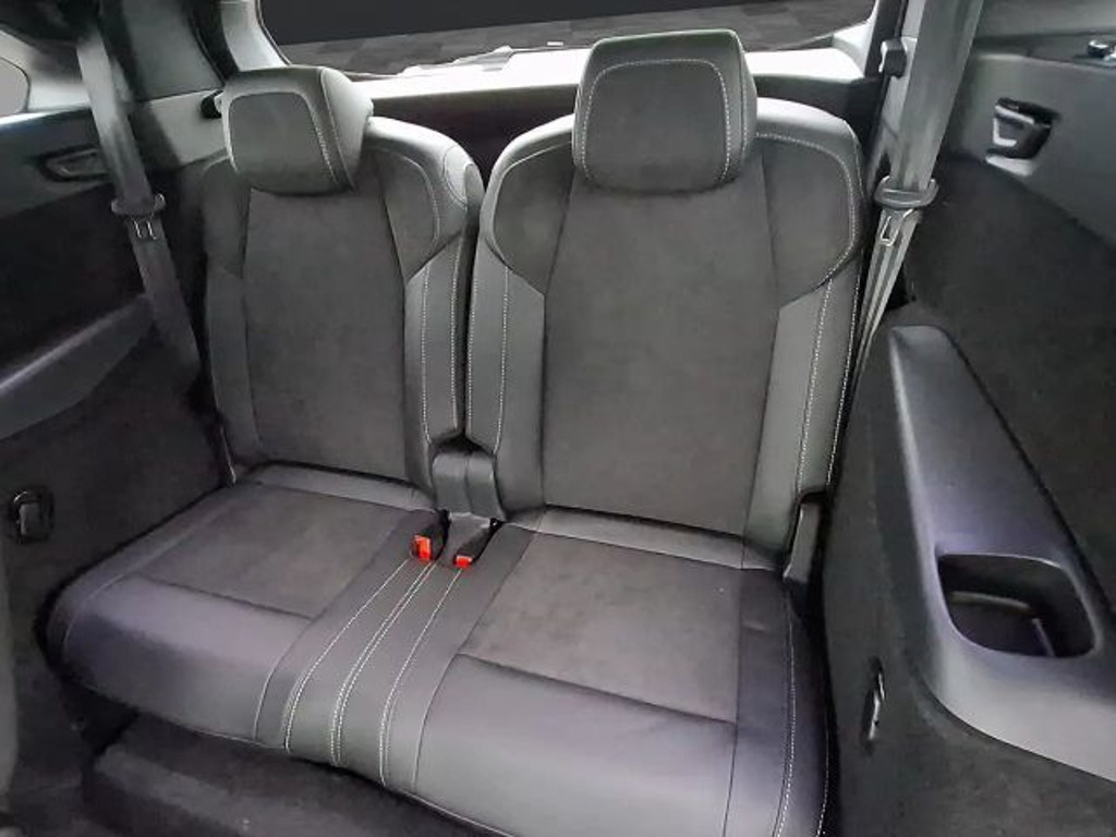 Peugeot E-5008