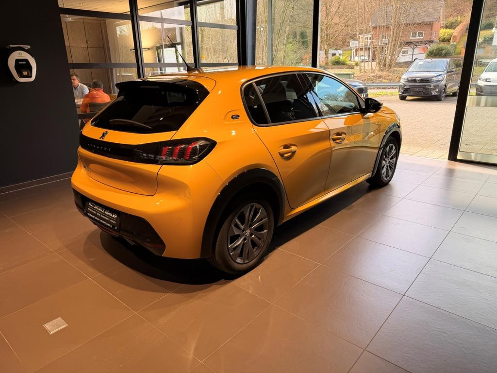 Peugeot e-208