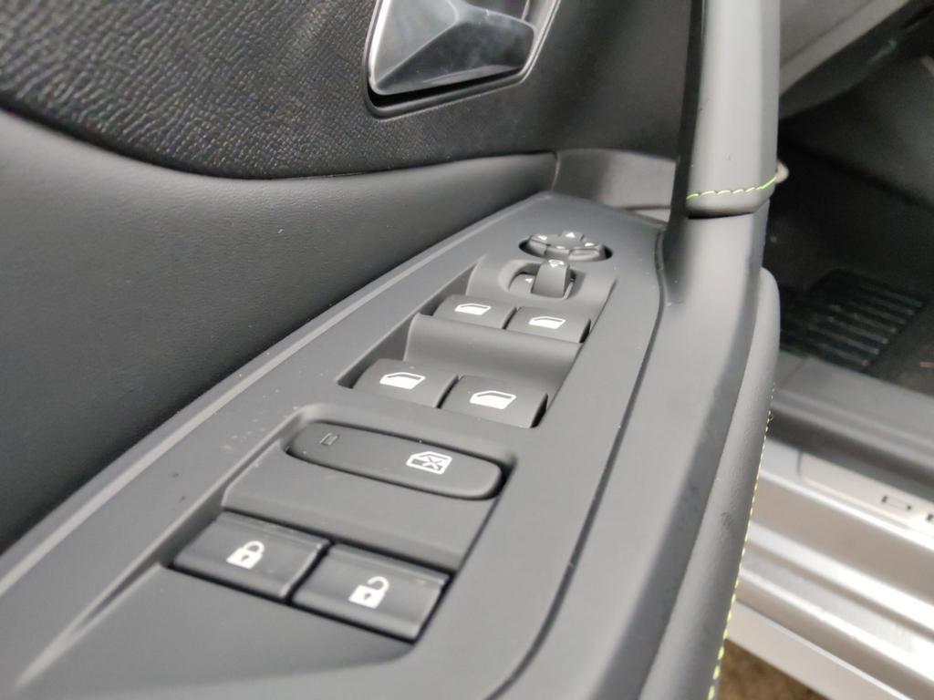 Peugeot e-308
