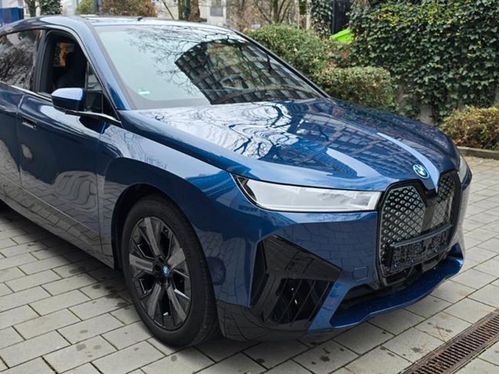 BMW iX