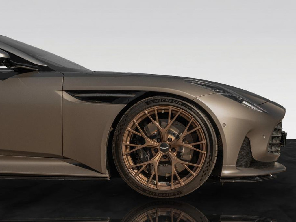 Aston Martin DB12