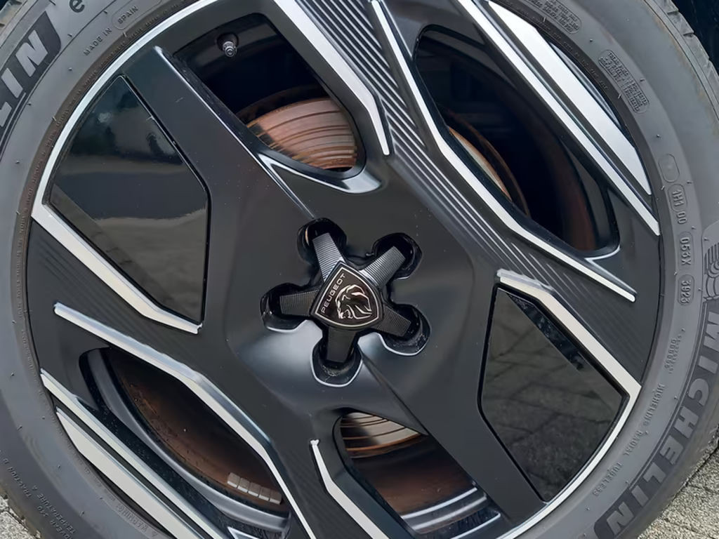 Peugeot E-3008