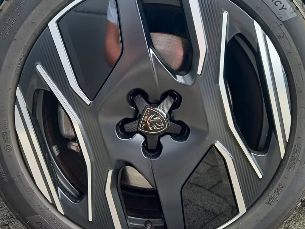 Peugeot E-3008