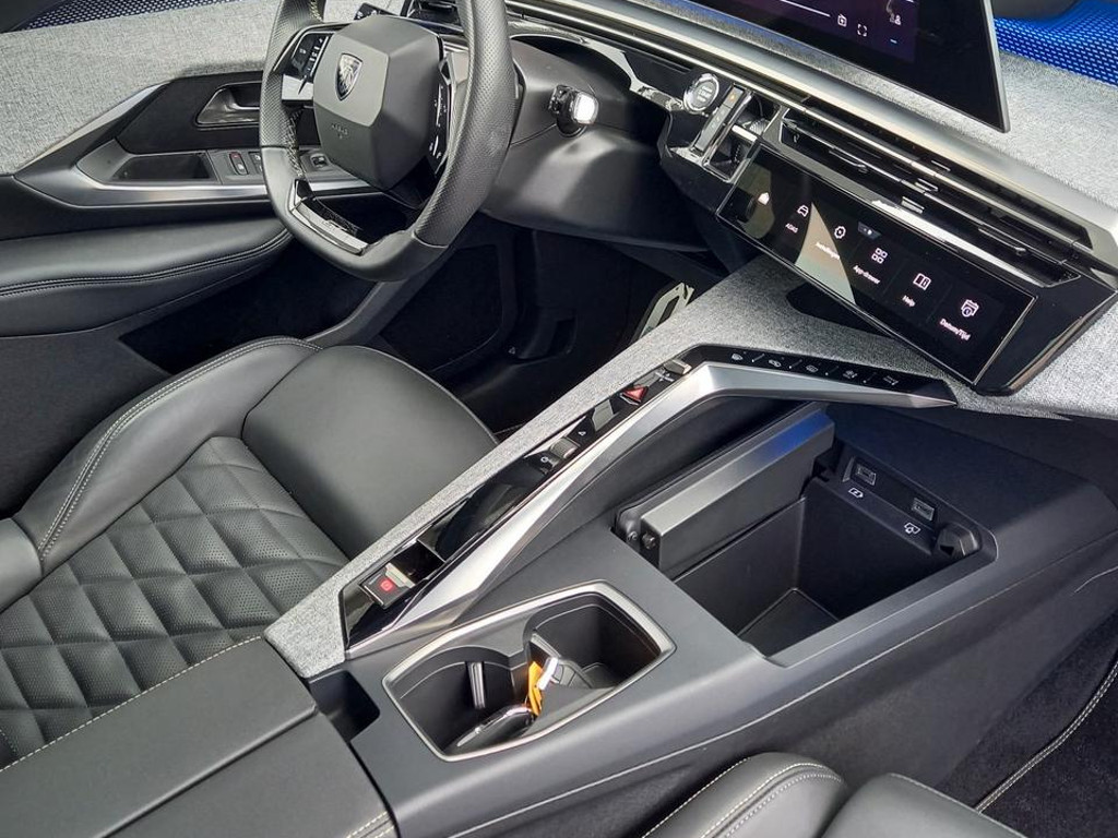 Peugeot E-3008