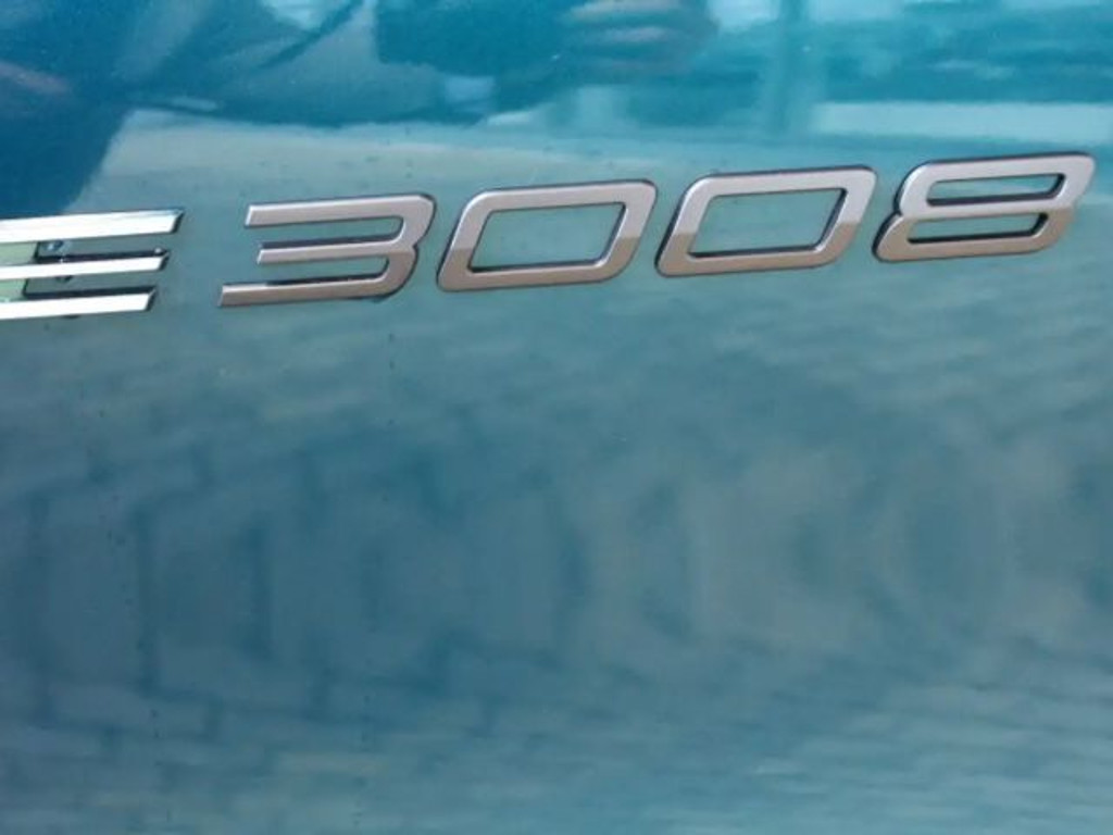 Peugeot E-3008