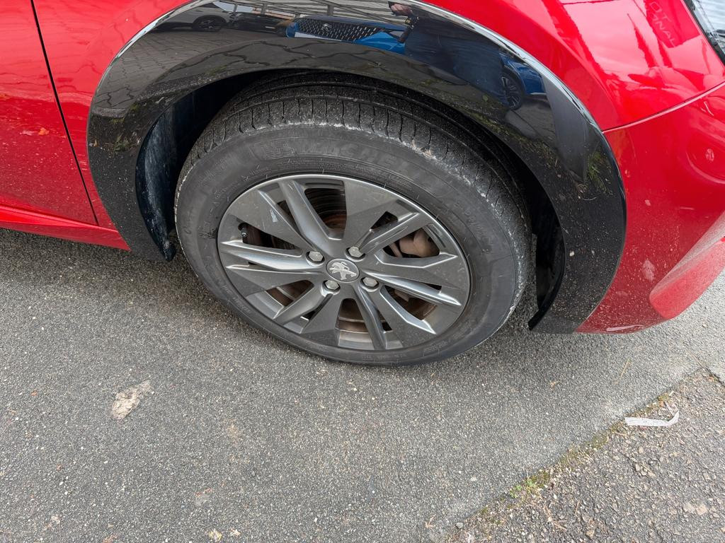 Peugeot e-208