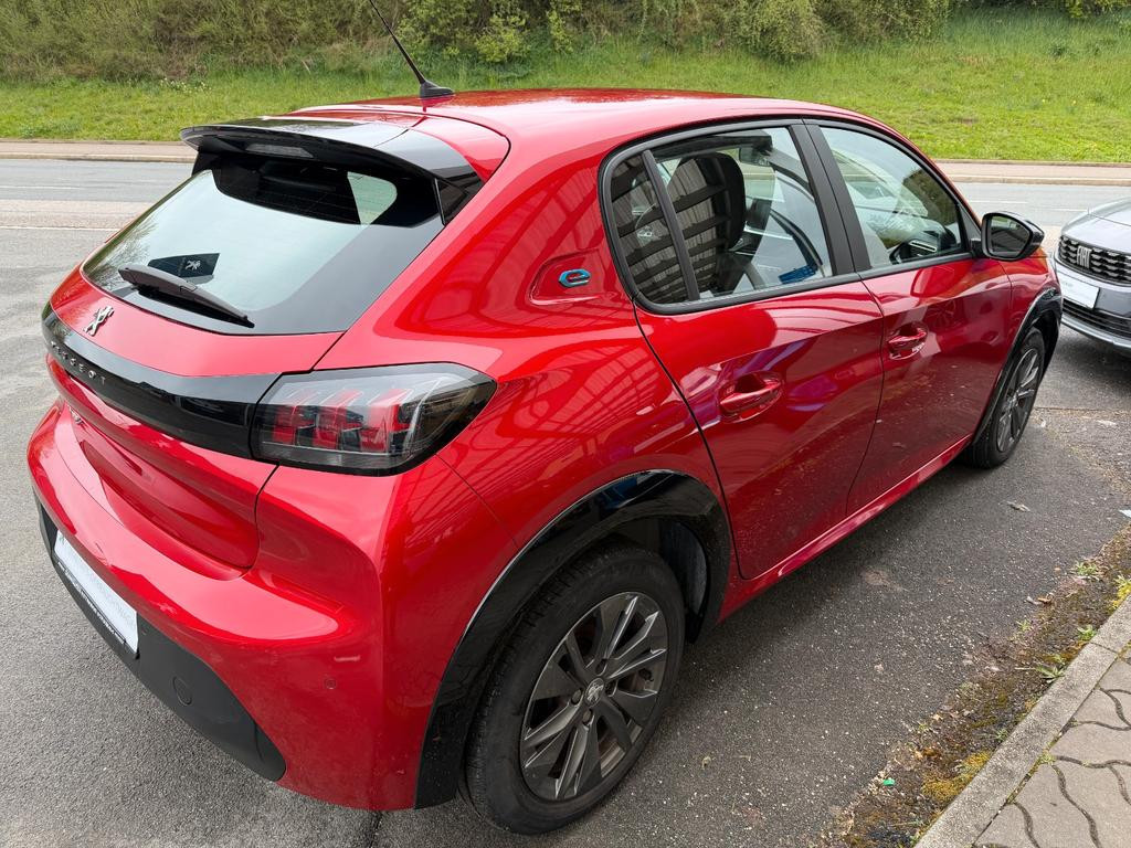 Peugeot e-208