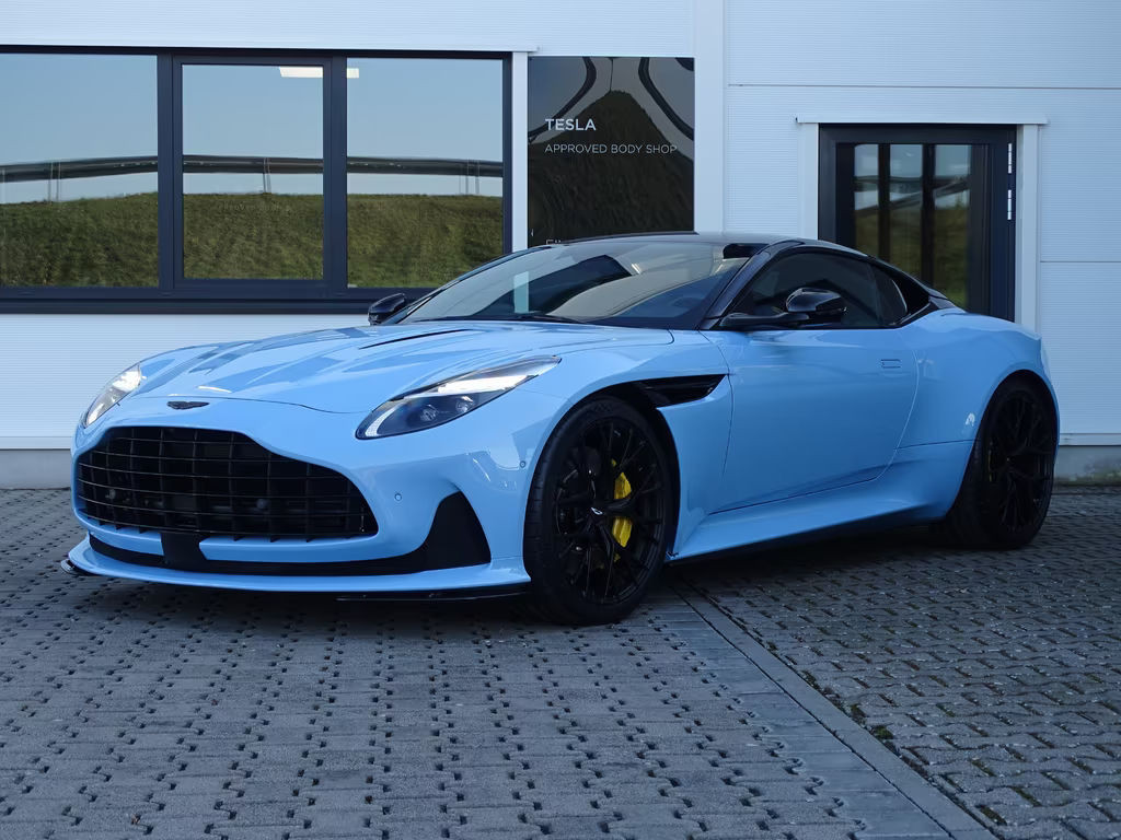 Aston Martin DB12 4.0 V8 Coupé FROSTED GLASS NP: 312.000 €