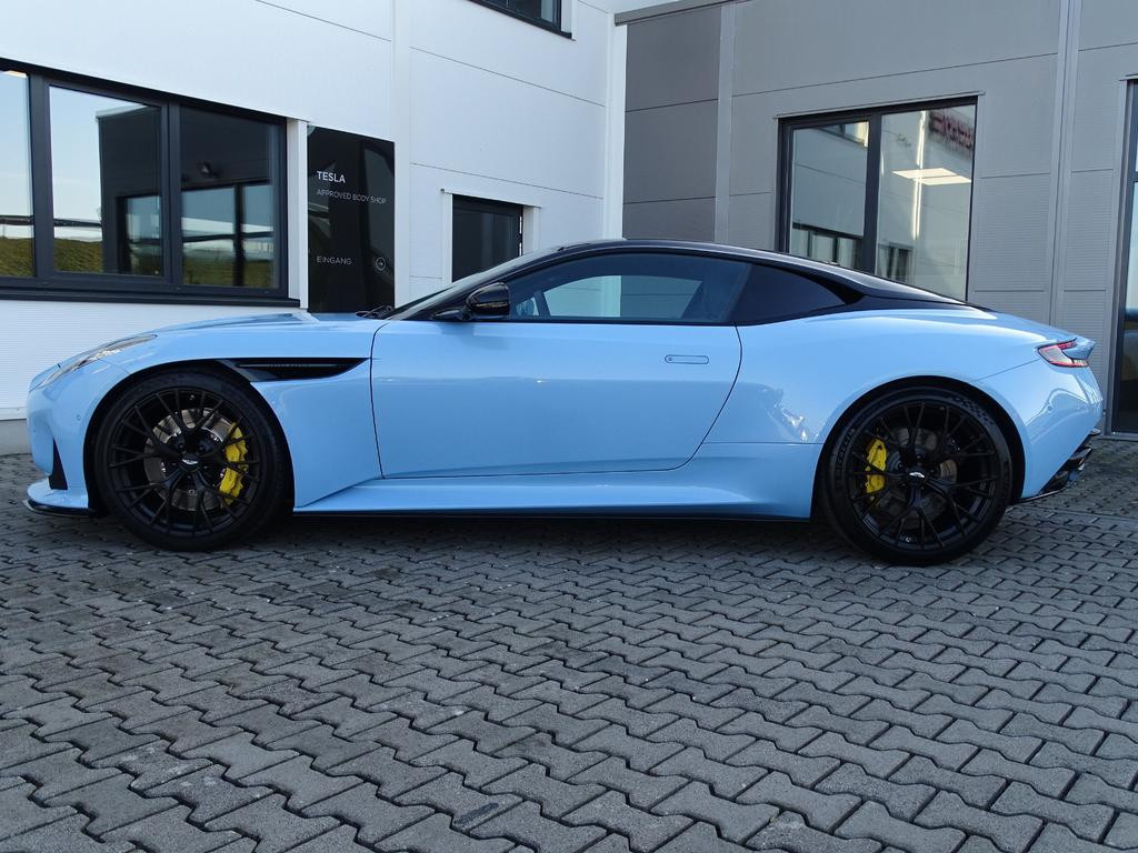 Aston Martin DB12