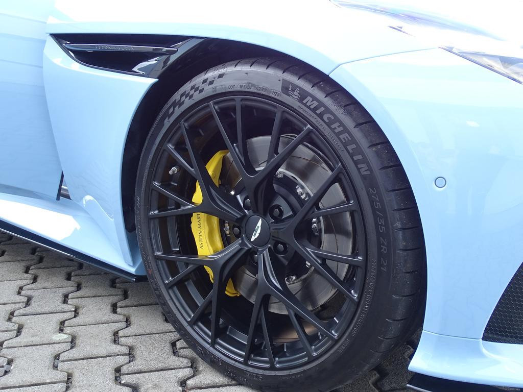 Aston Martin DB12