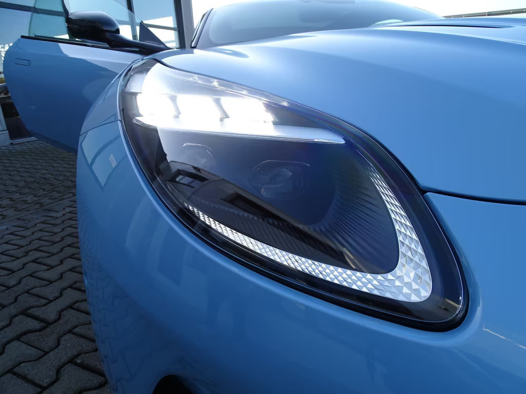 Aston Martin DB12