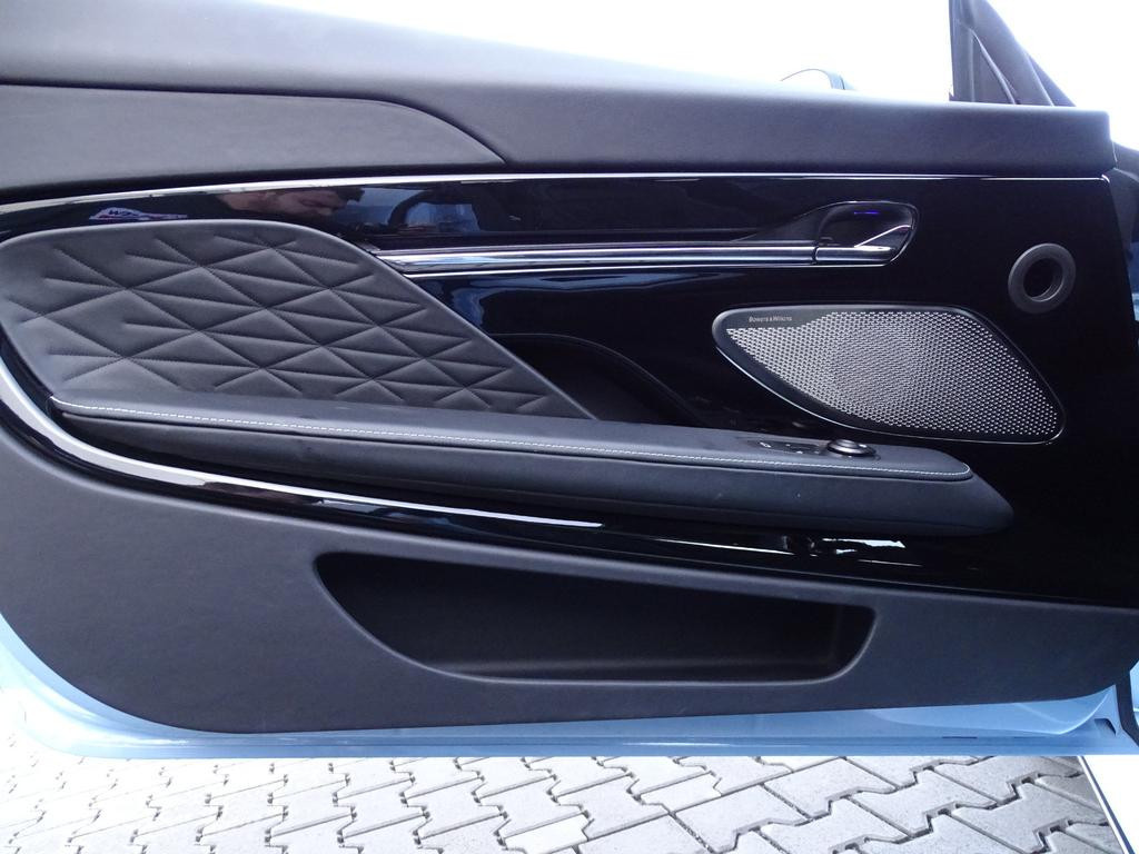 Aston Martin DB12