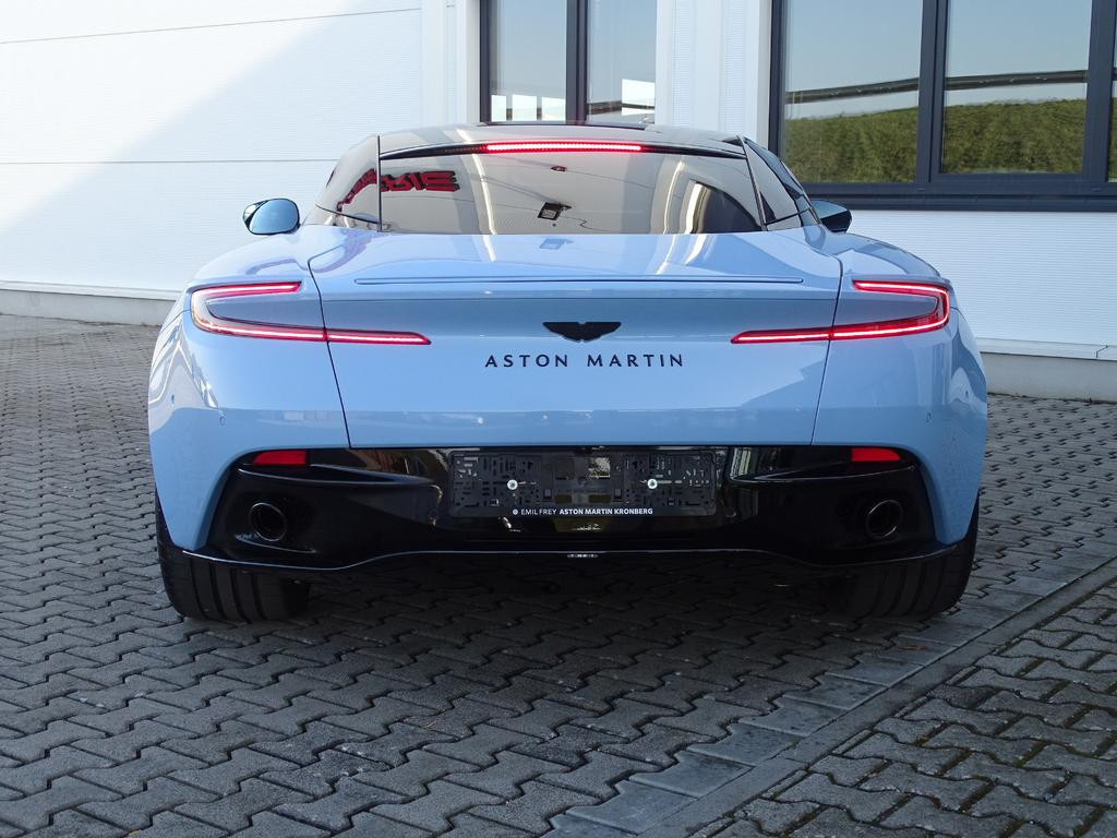Aston Martin DB12