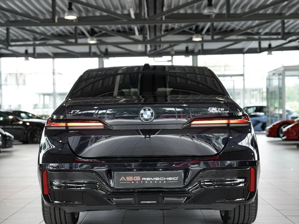 BMW i7