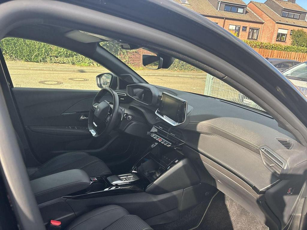 Peugeot e-208