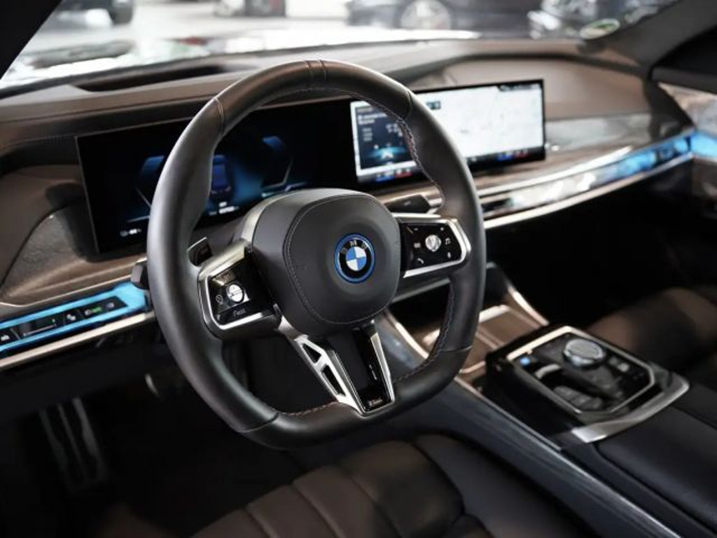 BMW i7