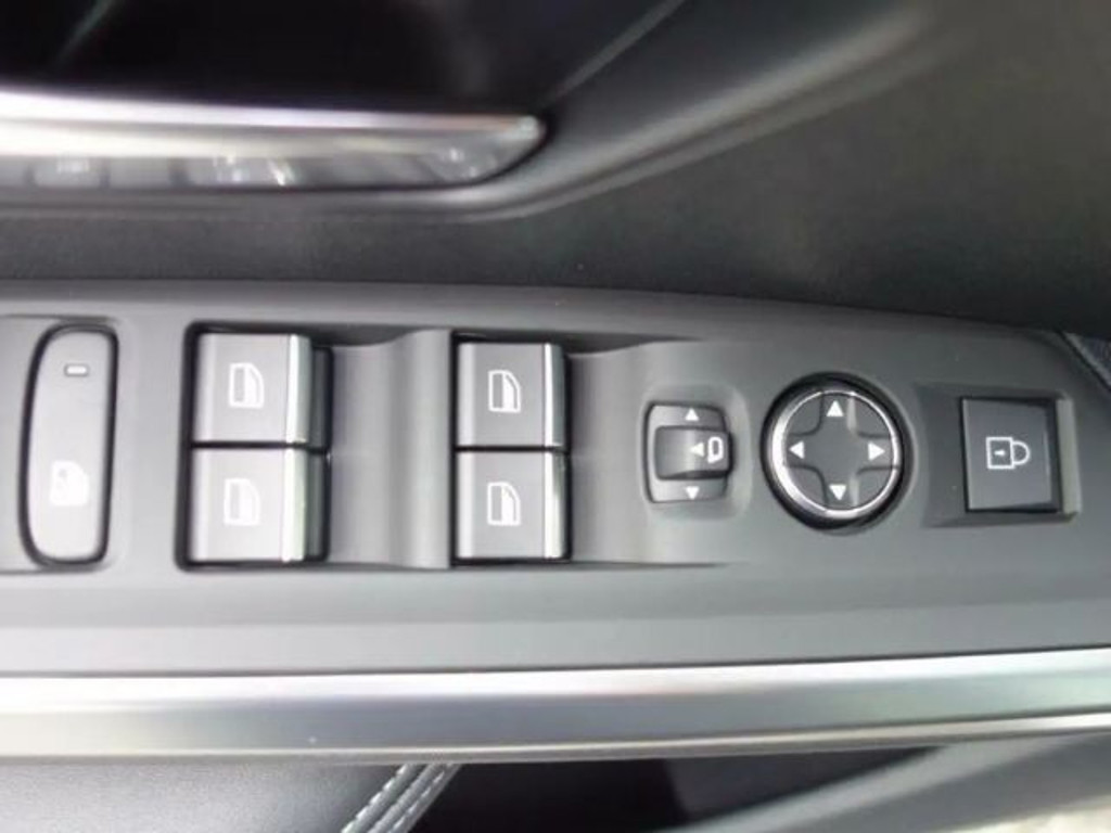 Peugeot E-3008