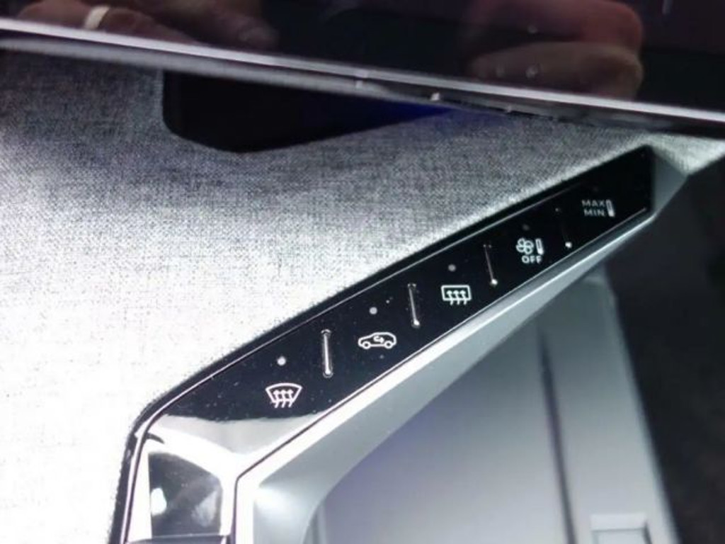 Peugeot E-3008
