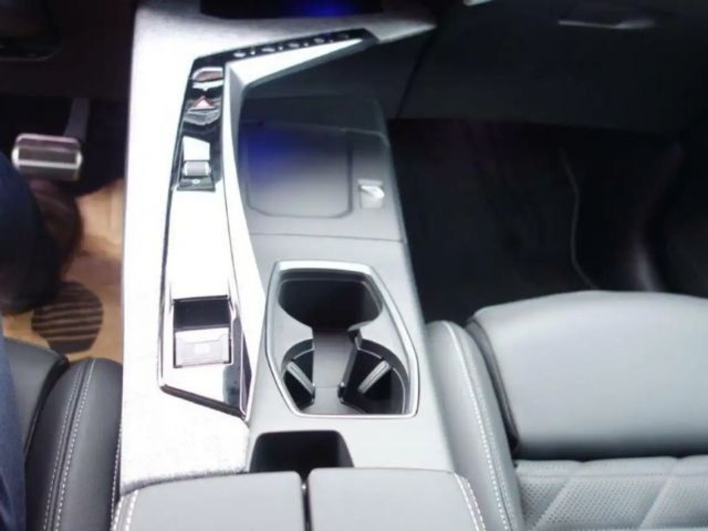 Peugeot E-3008