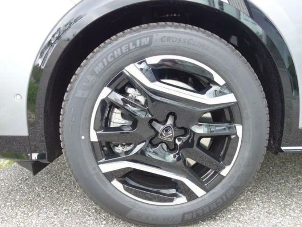 Peugeot E-3008