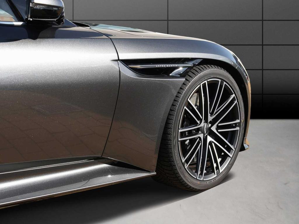 Aston Martin DB12