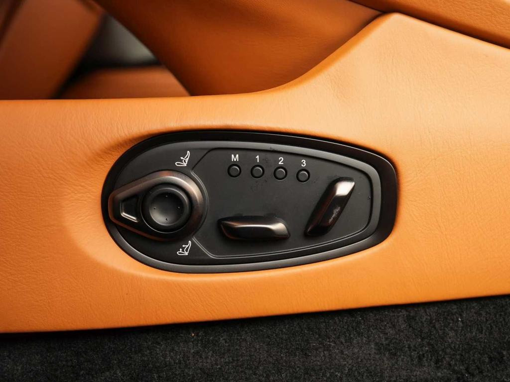 Aston Martin DB12